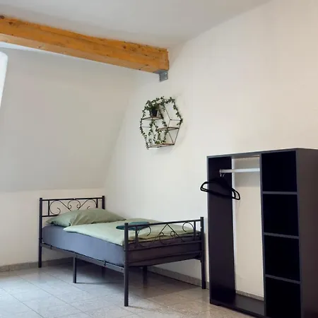 Construction Worker's In Apartamento *